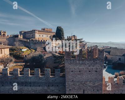 Italien, Februar 2023: Blick aus der Vogelperspektive auf das mittelalterliche Dorf Gradara in der Provinz Pesaro Urbino in der Region Marken Stockfoto