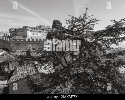 Italien, Februar 2023: Blick aus der Vogelperspektive auf das mittelalterliche Dorf Gradara in der Provinz Pesaro Urbino in der Region Marken Stockfoto