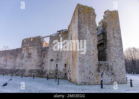 Europa, Luxemburg, Koerich, Grevenschlass (Schloss Koerich) im Winterschnee mit Details von zerbrochenen Mauern Stockfoto