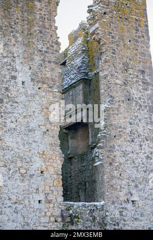 Europa, Luxemburg, Koerich, Grevenschlass (Schloss Koerich) im Winterschnee mit Details von zerbrochenen Mauern Stockfoto