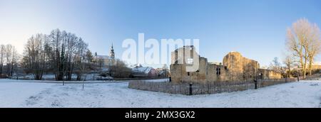 Europa, Luxemburg, Koerich, Grevenschlass (Schloss Koerich) im Winter Schnee mit Elglise Saint-Remi (Kirche) dahinter Stockfoto