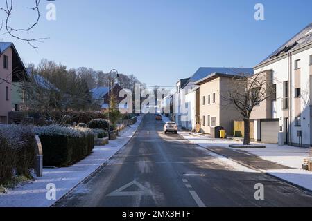 Europa, Luxemburg, Koerich, Rue de Steinfort an einem kalten Wintermorgen Stockfoto