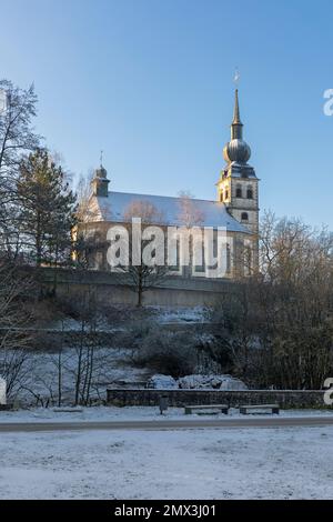 Europa, Luxemburg, Koerich, Elglise Saint-Remi auf dem Hügel über der Burg Stockfoto