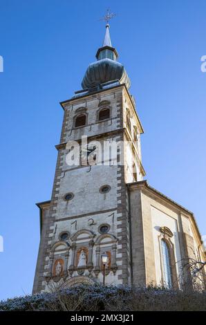 Europa, Luxemburg, Koerich, Elglise Saint-Remi auf dem Hügel über dem Dorf Stockfoto