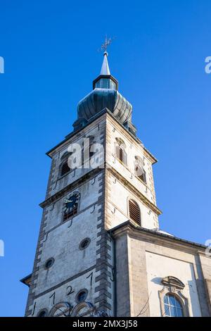 Europa, Luxemburg, Koerich, Elglise Saint-Remi auf dem Hügel über dem Dorf im Winterschnee Stockfoto