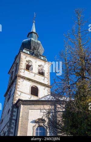 Europa, Luxemburg, Koerich, Elglise Saint-Remi (Kirche des Heiligen Remi) mit unverwechselbarer Zwiebelkuppel im Winterschnee Stockfoto