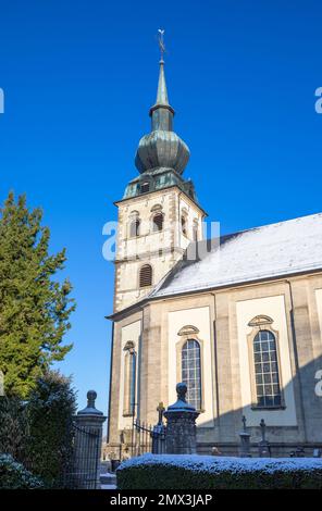 Europa, Luxemburg, Koerich, Elglise Saint-Remi mit Eingang und Friedhof Stockfoto