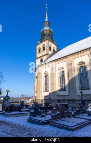 Europa, Luxemburg, Koerich, Elglise Saint-Remi mit Eingang und Friedhof im Winter Stockfoto