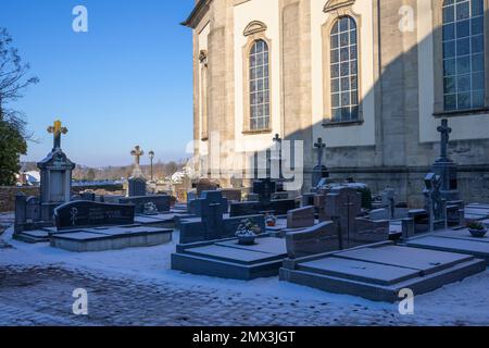 Europa, Luxemburg, Koerich, Elglise Saint-Remi (Kirche des Heiligen Remi) mit Details zum Friedhof Stockfoto