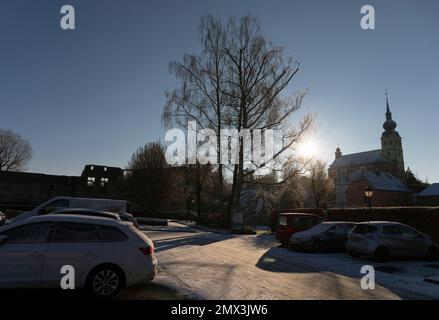 Europa, Luxemburg, Koerich, Elglise Saint-Remi auf dem Hügel über dem Dorf an einem Wintermorgen Stockfoto