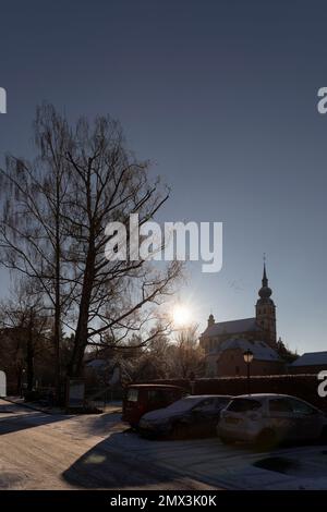 Europa, Luxemburg, Koerich, Elglise Saint-Remi auf dem Hügel über dem Dorf an einem Wintermorgen Stockfoto