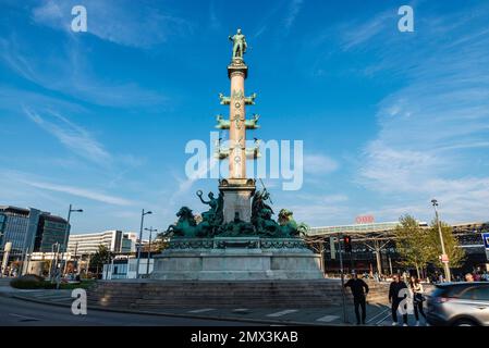 Wien, Österreich - 16. Oktober 2022: Denkmal für Admiral Wilhelm von Tegetthoff, am Bahnhof Praterstern mit Menschen in Wien, Österreich Stockfoto