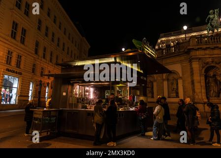Wien, Österreich - 16. Oktober 2022: Bitzinger Wurststand, Food Kiosk oder Wurstelstand mit Menschen in Albertina, Innere Stadt, Wien Stockfoto