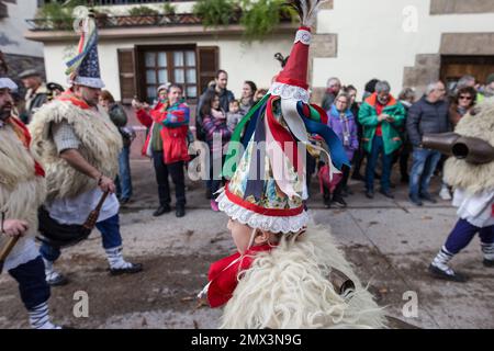 Ituren, Navarra, Spanien. 30. Januar 2023. Mehrere „Joaldunak“ (diejenigen, die Kuhglocken tragen) marschieren durch die Stadt Ituren zum Karneval von Ituren und Zubieta. Jedes Jahr, am Montag und Dienstag nach dem letzten Sonntag im Januar, findet in den Navarrese-Städten Ituren und Zubieta einer der farbenprächtigsten Landkarnevals statt. Der sogenannte „Joaldunak“ ist für die Erhaltung dieser Tradition der baskischen Kultur zuständig und der Protagonist eines der speziellsten Rituale der spanischen Pyrenäen. (Credit Image: © Nacho Boullosa/SOPA Images via ZUMA Press Wire) NUR REDAKTIONELLE VERWENDUNG! Stockfoto