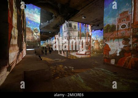 Les Baux - de - Provence, Frankreich, Carrieres des Lumiere, 24.12.2022 eine Ausstellung mit Projektionen der Werke verschiedener Künstlers mit der T. Stockfoto