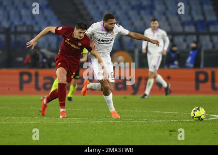 Rom, Italien. 01. Februar 2023. Cyriel Dessers aus den USA Cremonese und Marash Kumbulla von A.S. Roma während des Coppa Italia Viertelfinales zwischen A.S. Rom gegen USA Cremonese am 1. Februar 2023 im Stadio Olimpico, Rom, Italien. Kredit: Unabhängige Fotoagentur/Alamy Live News Stockfoto