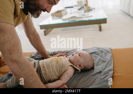 Vater mit Baby spielen Stockfoto
