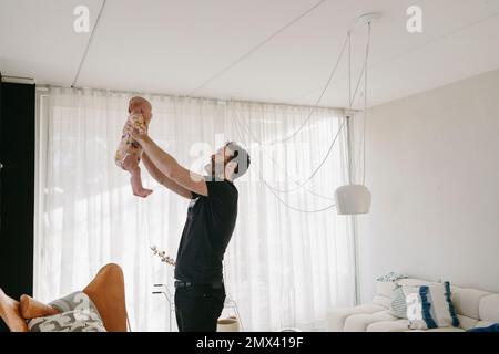 Vater mit Baby spielen Stockfoto