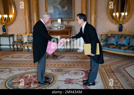 König Karl III. Empfängt Herrn Yeocheol Yoon, den Botschafter der Republik Korea, bevor er seine Referenzen bei einer privaten Audienz im Buckingham Palace in London vorstellt. Foto: Donnerstag, 2. Februar 2023. Stockfoto