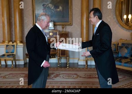 König Karl III. Empfängt Herrn Douangmany Gnotsyoudom, den Botschafter der Demokratischen Volksrepublik Laos, während er seine Referenzen bei einer privaten Audienz im Buckingham Palace, London, vorstellt. Foto: Donnerstag, 2. Februar 2023. Stockfoto