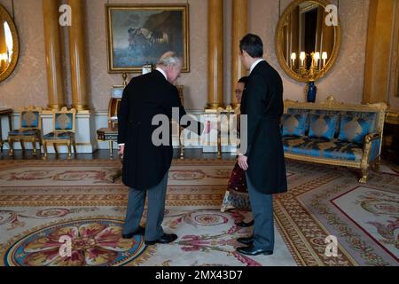 König Karl III. Empfängt Herrn Douangmany Gnotsyoudom, den Botschafter der Demokratischen Volksrepublik Laos, und Frau Soudalack Phounsavath, nachdem er seine Referenzen bei einer privaten Audienz im Buckingham Palace, London, vorgetragen hat. Foto: Donnerstag, 2. Februar 2023. Stockfoto