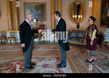 König Karl III. Empfängt Herrn Douangmany Gnotsyoudom, den Botschafter der Demokratischen Volksrepublik Laos, und Frau Soudalack Phounsavath, während er seine Referenzen bei einer privaten Audienz im Buckingham Palace in London vorstellt. Foto: Donnerstag, 2. Februar 2023. Stockfoto