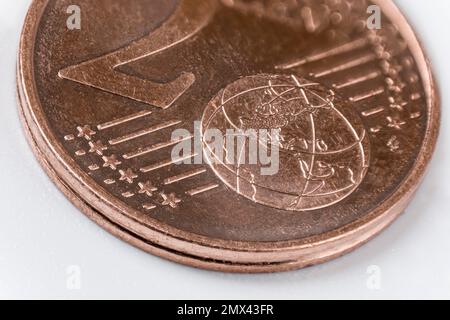 Makro-Teilbild einer 2-Cent-Euro-Münze. Bildfüllung, mit isoliertem Fokus mit hoher Tiefenschärfe für weißen Hintergrund Stockfoto