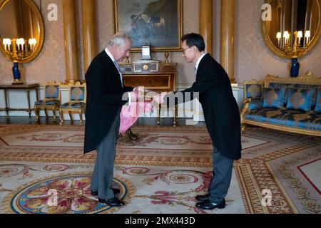 König Karl III. Empfängt Herrn Yeocheol Yoon, den Botschafter der Republik Korea, während er seine Referenzen bei einer privaten Audienz im Buckingham Palace, London, vorstellt. Foto: Donnerstag, 2. Februar 2023. Stockfoto