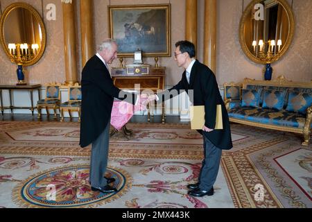 König Karl III. Empfängt Herrn Yeocheol Yoon, den Botschafter der Republik Korea, bevor er seine Referenzen bei einer privaten Audienz im Buckingham Palace in London vorstellt. Foto: Donnerstag, 2. Februar 2023. Stockfoto