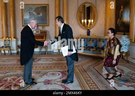 König Karl III. Empfängt Herrn Douangmany Gnotsyoudom, den Botschafter der Demokratischen Volksrepublik Laos, und Frau Soudalack Phounsavath, bevor er seine Referenzen bei einer privaten Audienz im Buckingham Palace in London vorlegt. Foto: Donnerstag, 2. Februar 2023. Stockfoto