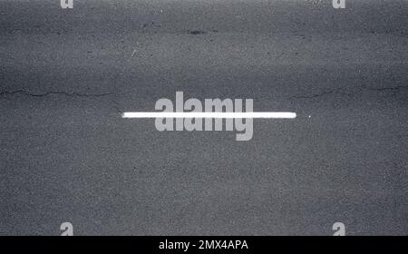 Draufsicht auf Asphaltstraße mit weißen Streifen. Hochwertiges Foto Stockfoto