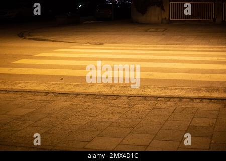 München, Deutschland. 02. Februar 2023. Zebrastreifen/Fußgängerüberweg. Impressionen von München bei Nacht am 2,2.2023. - Beleuchteter Fußgängerübergang. Impression aus München bei Nacht am 2. Februar 2023. (Foto: Alexander Pohl/Sipa USA) Guthaben: SIPA USA/Alamy Live News Stockfoto