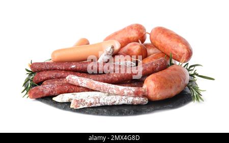 Schieferteller mit verschiedenen leckeren Würsten, isoliert auf weiß Stockfoto