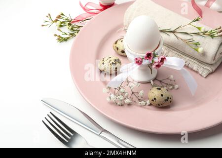 Festlicher Ostertisch mit schöner Blumendekoration, Nahaufnahme Stockfoto