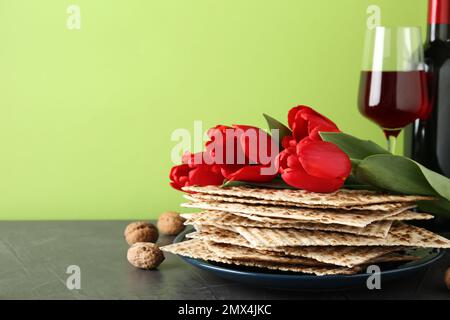 Komposition mit Passover-Matten auf grünem Hintergrund, Platz für Text. Pesach-Feier Stockfoto