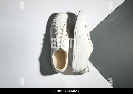 Ein Paar stylische Schuhe auf farbigem Hintergrund, Draufsicht Stockfoto