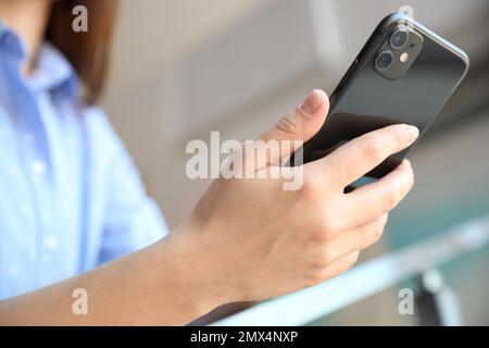 MYKOLAIV, UKRAINE - 16. MÄRZ 2020: Frau mit iPhone 11 Black in Innenräumen, Nahaufnahme Stockfoto