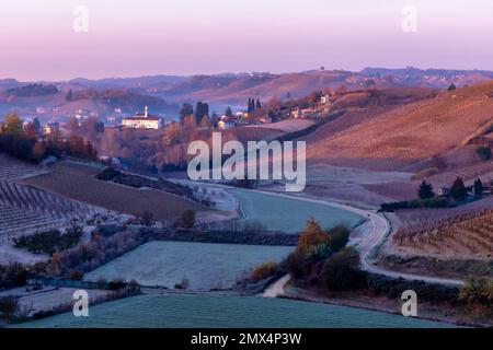 Landschaft in der Nähe von Canale, Piemont, Italien Stockfoto