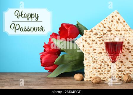 Komposition mit Passover-Matten auf Holztisch. Pesach-Feier Stockfoto