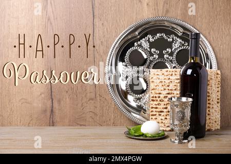 Symbolische Pesach (Passover Seder)-Gegenstände auf Holztisch Stockfoto