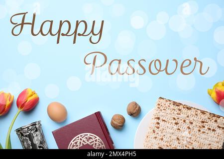 Flache Laienzusammensetzung mit symbolischen Pesach-Elementen (Passover Seder) auf hellblauem Hintergrund Stockfoto