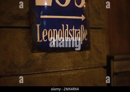 München, Deutschland. 02. Februar 2023. Leopoldstraße Straßenschild. Impressionen von München bei Nacht am 2,2.2023. - Leopoldstraße Straßenschild. Impression aus München bei Nacht am 2. Februar 2023. (Foto: Alexander Pohl/Sipa USA) Guthaben: SIPA USA/Alamy Live News Stockfoto