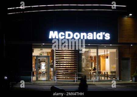 München, Deutschland. 02. Februar 2023. McDonalds Filiale. Impressionen von München bei Nacht am 2,2.2023. - McDonalds Filiale. Impression aus München bei Nacht am 2. Februar 2023. (Foto: Alexander Pohl/Sipa USA) Guthaben: SIPA USA/Alamy Live News Stockfoto