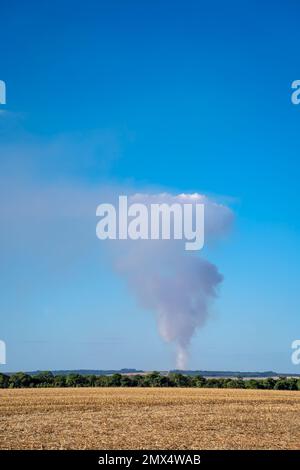 Drohnenansicht der entwaldung des amazonas aus der Vogelperspektive. Illegale Waldbrände in Sojabohnen- und Maisfarmen. Mato Grosso, Brasilien. Klimawandel, globale Erwärmung. Stockfoto