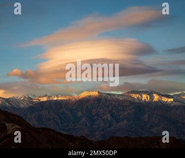 Lentikuläre Wolke über der Panamint Mountain Range - fotografiert vom Zabriskie Point - Death Valley National Park Stockfoto