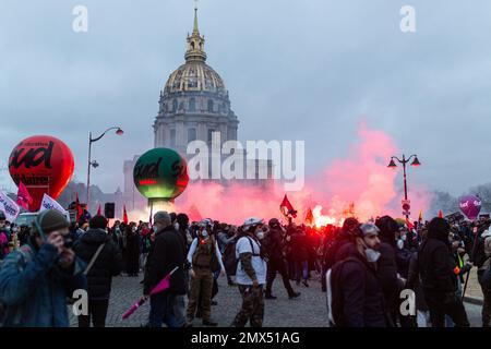 Paris, Frankreich. 31. Januar 2023. Demonstranten stoßen bei einer Demonstration in Paris in der Nähe des Hotels des Invalides auf die Polizei. In diesem Monat finden zum zweiten Mal in Frankreich Streiks zur Rentenreform statt, bei denen Hunderttausende in Paris auf die Straße gingen, um Präsident Emmanuel Macron unter Druck zu setzen, den Rentenreformplan fallen zu lassen. Kredit: SOPA Images Limited/Alamy Live News Stockfoto