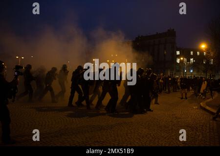 Paris, Frankreich. 31. Januar 2023. Ein Polizeikommando versucht sich während der Zusammenstöße zwischen Demonstranten und der Polizei in Paris neu zu formieren. In diesem Monat finden zum zweiten Mal in Frankreich Streiks zur Rentenreform statt, bei denen Hunderttausende in Paris auf die Straße gingen, um Präsident Emmanuel Macron unter Druck zu setzen, den Rentenreformplan fallen zu lassen. Kredit: SOPA Images Limited/Alamy Live News Stockfoto