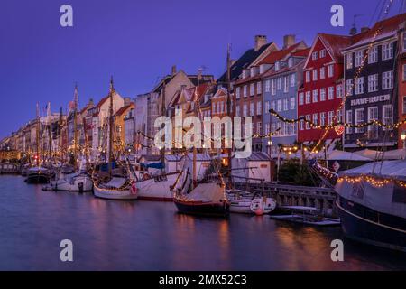 Nyhavn-Kanal bei Sonnenaufgang, Weihnachtszeit, Kopenhagen, Dänemark Stockfoto