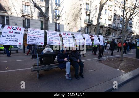 Paris, Frankreich. 31. Januar 2023. Ältere Menschen, die auf einer Bank sitzen, mit Plakaten vor den neuen Reformplänen. In diesem Monat finden zum zweiten Mal in Frankreich Streiks zur Rentenreform statt, bei denen Hunderttausende in Paris auf die Straße gingen, um Präsident Emmanuel Macron unter Druck zu setzen, den Rentenreformplan fallen zu lassen. (Foto: Telmo Pinto/SOPA Images/Sipa USA) Guthaben: SIPA USA/Alamy Live News Stockfoto