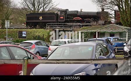 GWR Manor Class No 7820 Dinmore Manor vorbei am Buckfastleigh Parkplatz der South Devon Railway während der Winter Steam Gala 2022-2023. Stockfoto